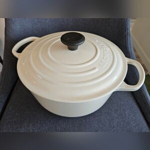 Le Creuset Signature Round 5.5 Qt Dutch Oven - Cream